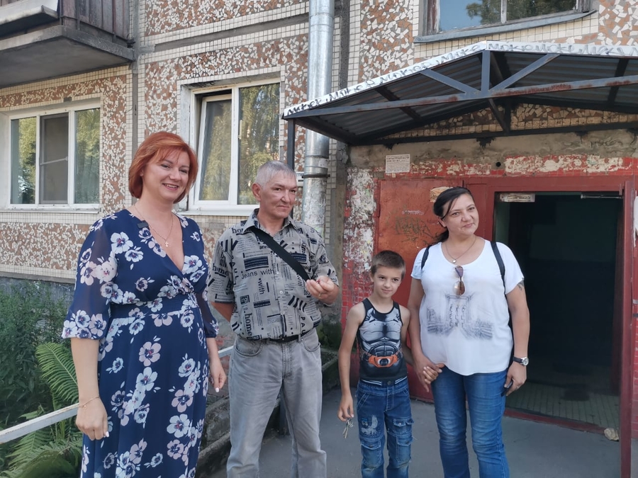 Семья из Гатчинского района получила ключи от долгожданной квартиры